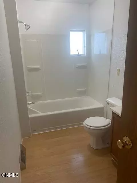 Bath - 953 3rd Ave W, Dickinson, ND 58601 photo 2 of 2