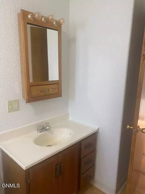 Bath - 953 3rd Ave W, Dickinson, ND 58601 photo 1 of 2