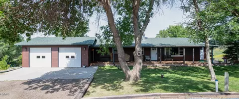 2215 44th St, Mandan, ND 58554