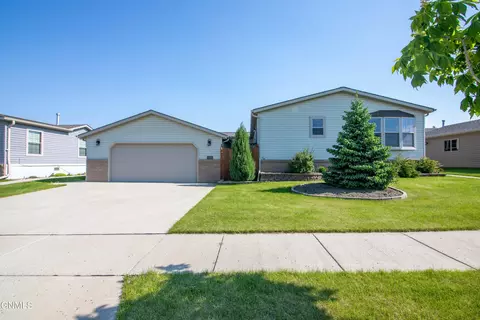 3906 Greensboro Dr, Bismarck, ND 58503