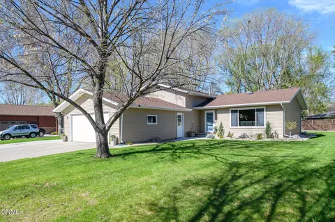 1600 S Reno Dr, Bismarck, ND 58504