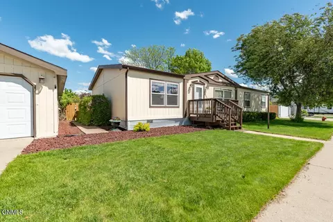 5023 Redcoat Dr, Bismarck, ND 58503