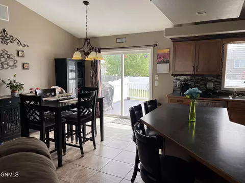 2808 Plainview Dr SE, Mandan, ND 58554 photo 2