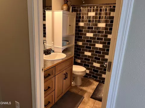 2808 Plainview Dr SE, Mandan, ND 58554 photo 9