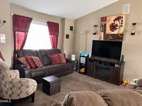 2808 Plainview Dr SE, Mandan, ND 58554 photo 3