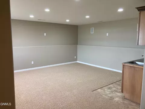 2808 Plainview Dr SE, Mandan, ND 58554 photo 37