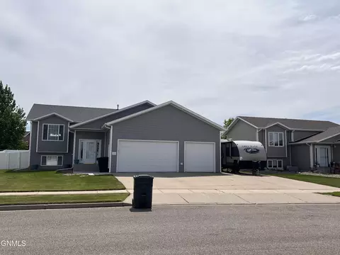 2808 Plainview Dr SE, Mandan, ND 58554
