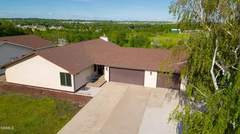 1609 2nd Ave SW, Jamestown, ND 58401