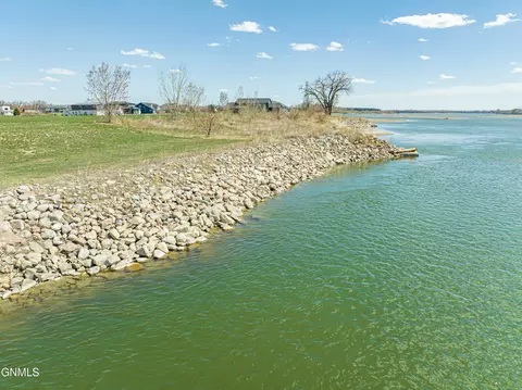 6324 Misty Waters Dr, Bismarck, ND 58503
