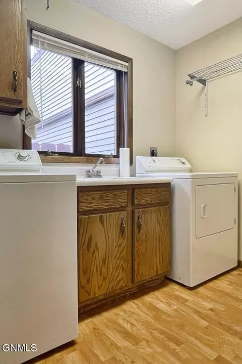 2122 E Dakota Pkwy, Williston, ND 58801 photo 6