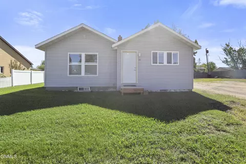 1904 7th Ave E, Williston, ND 58801 photo 3