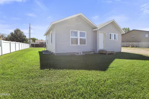 1904 7th Ave E, Williston, ND 58801 photo 2