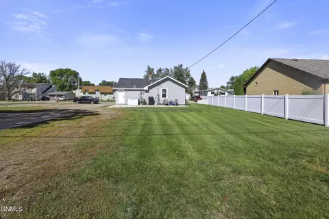 1904 7th Ave E, Williston, ND 58801 photo 4