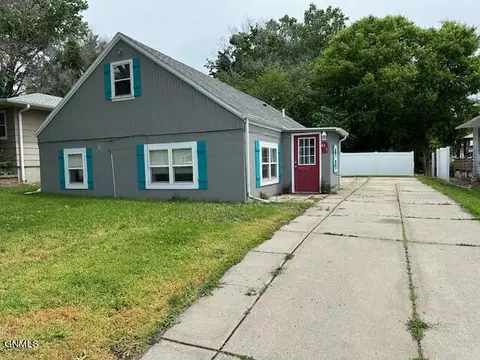 611 12th St S, Bismarck, ND 58504
