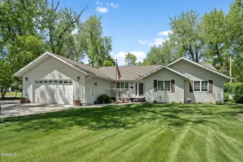 6110 Ponderosa Ave, Bismarck, ND 58503