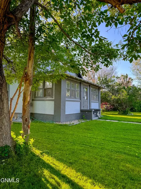 401 5th Ave W, Williston, ND 58801 photo 2