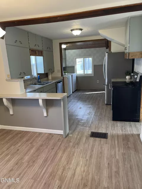 620 3rd St SE, Jamestown, ND 58401 photo 4