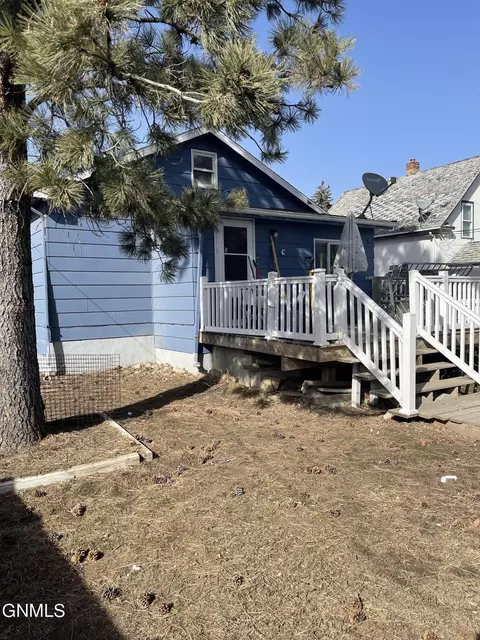 620 3rd St SE, Jamestown, ND 58401 photo 2