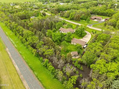 View/Area - 9405 Oak Dr, Bismarck, ND 58503 photo 10 of 18