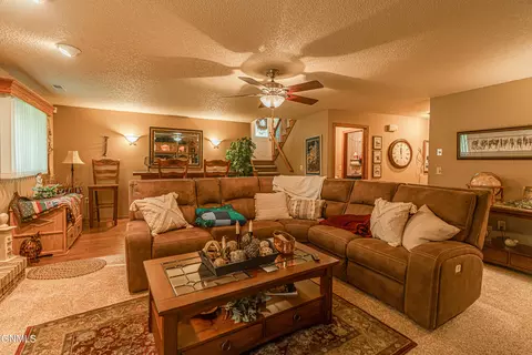 Living - 9405 Oak Dr, Bismarck, ND 58503 photo 8 of 8