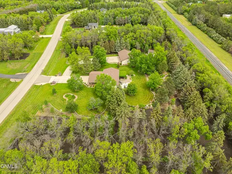 View/Area - 9405 Oak Dr, Bismarck, ND 58503 photo 7 of 18