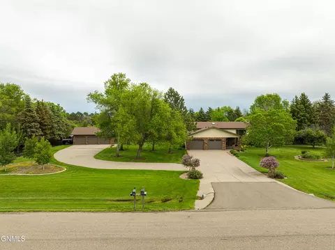 9405 Oak Dr, Bismarck, ND 58503