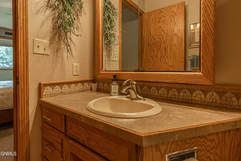 Bath - 9405 Oak Dr, Bismarck, ND 58503 photo 4 of 11