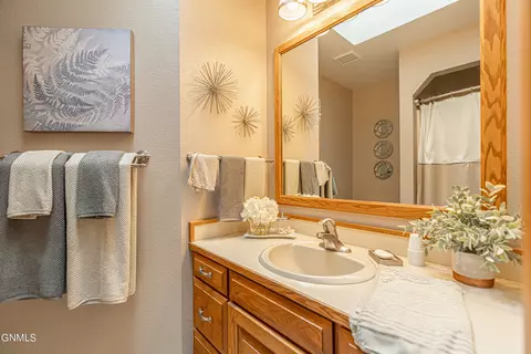 Bath - 9405 Oak Dr, Bismarck, ND 58503 photo 6 of 11