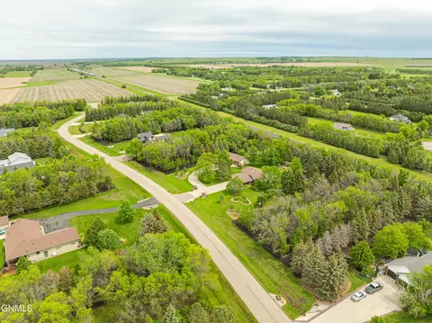 View/Area - 9405 Oak Dr, Bismarck, ND 58503 photo 14 of 18