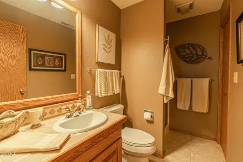 Bath - 9405 Oak Dr, Bismarck, ND 58503 photo 9 of 11