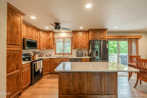 Kitchen - 9405 Oak Dr, Bismarck, ND 58503 photo 2 of 7