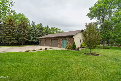 Exterior - 9405 Oak Dr, Bismarck, ND 58503 photo 32 of 52
