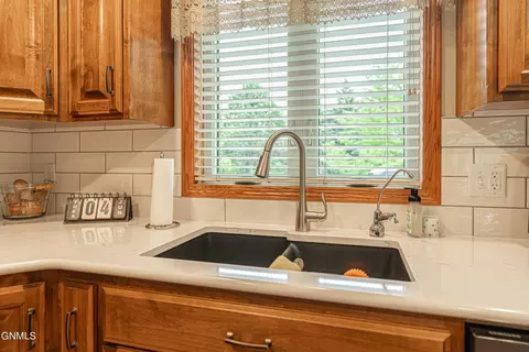 Kitchen - 9405 Oak Dr, Bismarck, ND 58503 photo 5 of 7