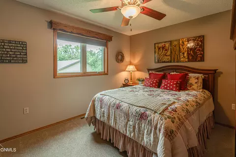 Bedroom - 9405 Oak Dr, Bismarck, ND 58503 photo 4 of 5