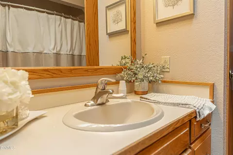 Bath - 9405 Oak Dr, Bismarck, ND 58503 photo 8 of 11