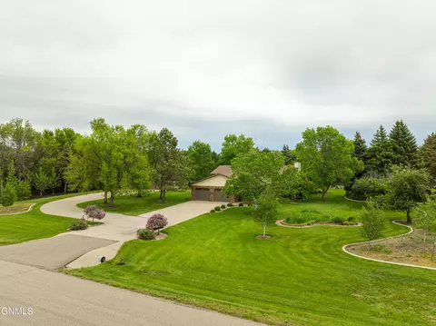 Exterior - 9405 Oak Dr, Bismarck, ND 58503 photo 45 of 52