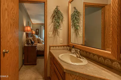 Bath - 9405 Oak Dr, Bismarck, ND 58503 photo 3 of 11
