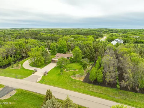 View/Area - 9405 Oak Dr, Bismarck, ND 58503 photo 1 of 18