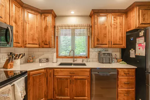 Kitchen - 9405 Oak Dr, Bismarck, ND 58503 photo 4 of 7