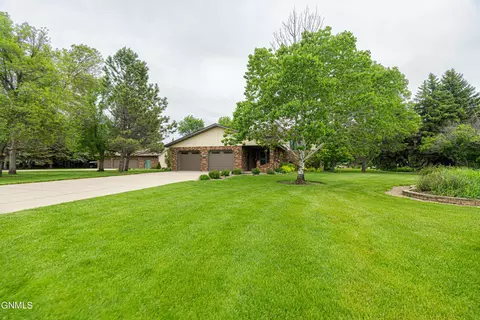 Exterior - 9405 Oak Dr, Bismarck, ND 58503 photo 37 of 52