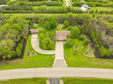 View/Area - 9405 Oak Dr, Bismarck, ND 58503 photo 5 of 18