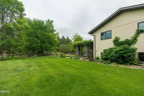 Exterior - 9405 Oak Dr, Bismarck, ND 58503 photo 33 of 52