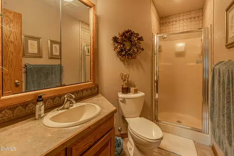 Bath - 9405 Oak Dr, Bismarck, ND 58503 photo 2 of 11