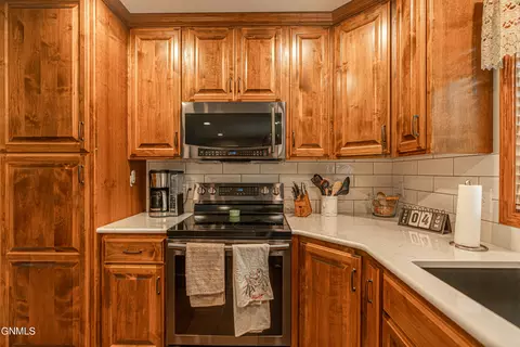 Kitchen - 9405 Oak Dr, Bismarck, ND 58503 photo 6 of 7