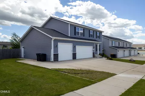 4717 Corvette St NW, Mandan, ND 58554 photo 2