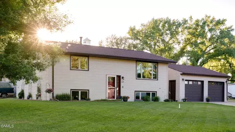 403 N East St, Hebron, ND 58638