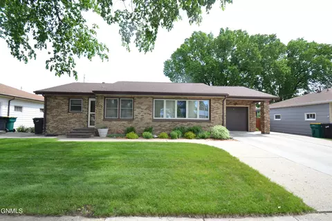 1215 N 1st St, Bismarck, ND 58501