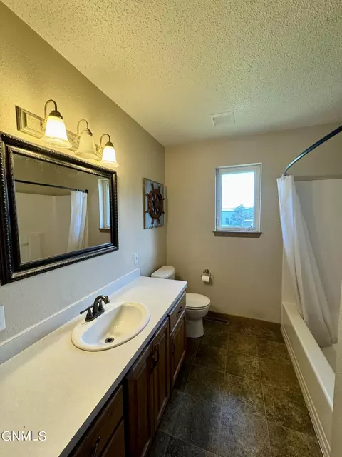 Bath - 580 Zabolotny Dr, Killdeer, ND 58640 photo 1 of 2