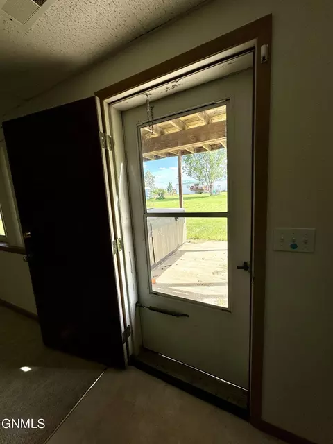 Entry Way - 580 Zabolotny Dr, Killdeer, ND 58640 photo 2 of 2