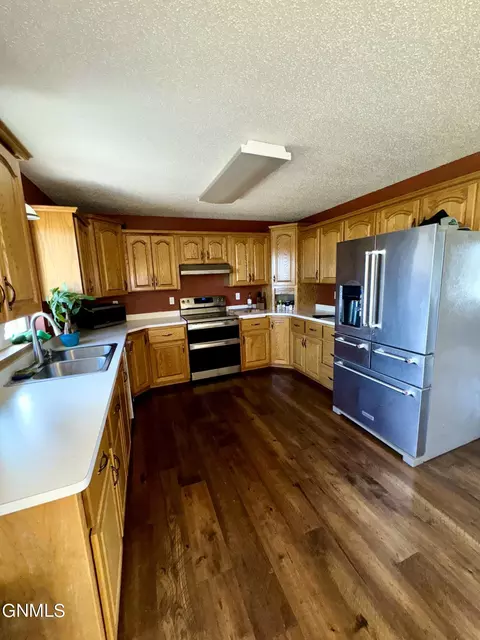 Kitchen - 580 Zabolotny Dr, Killdeer, ND 58640 photo 2 of 2